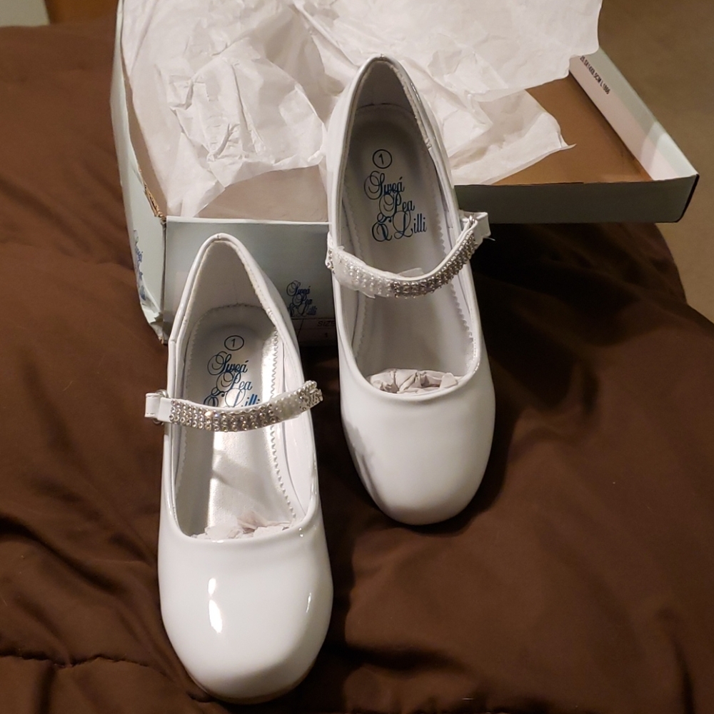 Girls white patent leather shoes size 1